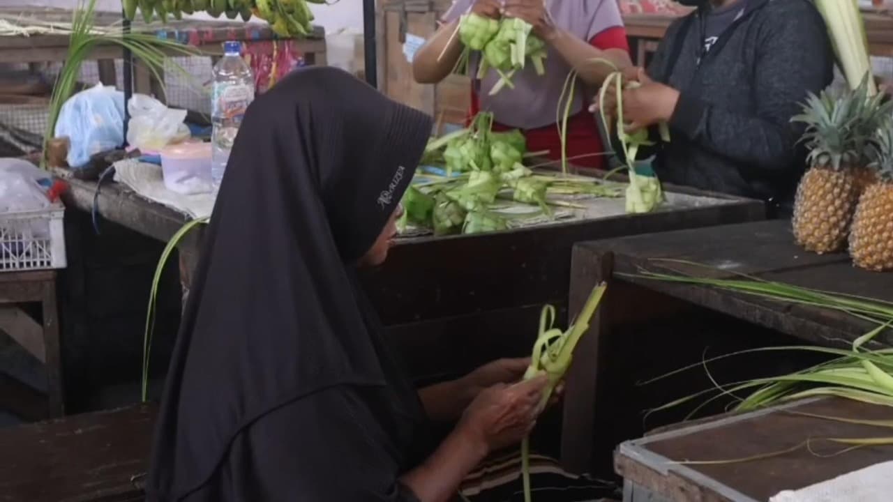 Jelang Lebaran Ketupat, Janur Laris Manis di Pasar Pahing Kediri