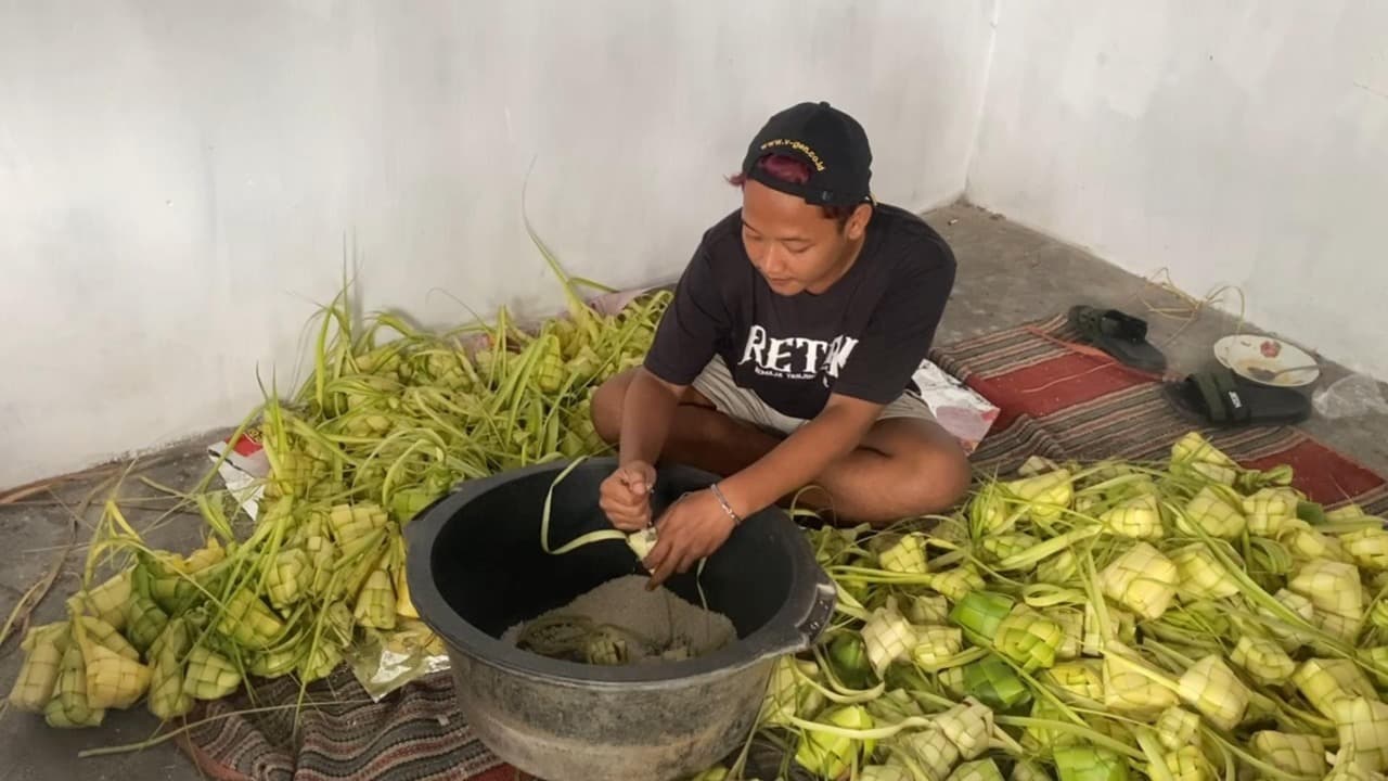 Harga Ketupat Meroket, Warga Blitar Rela Tinggalkan Pekerjaan Demi Raup Untung Jutaan