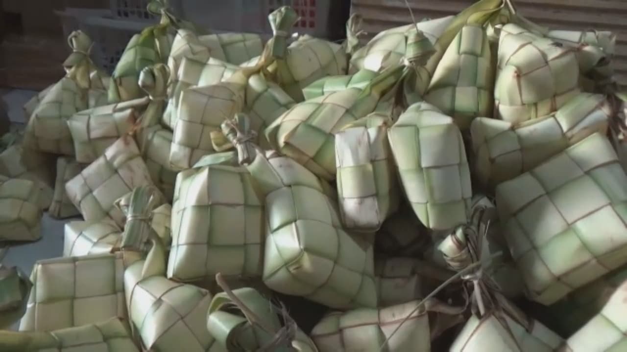 Saat Lebaran Perajin Ketupat Kebanjiran Pesanan