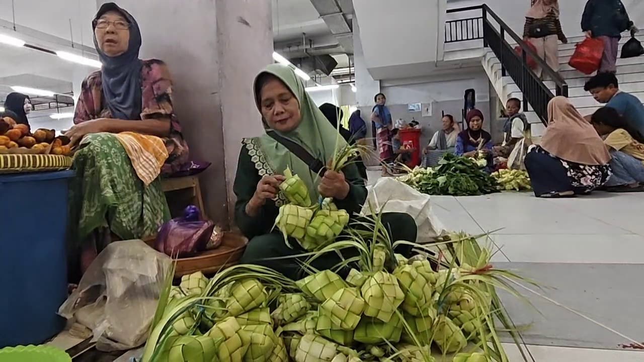 Berkah Lebaran Ketupat, Pengrajin di Ponorogo Panen Ribuan Pesanan