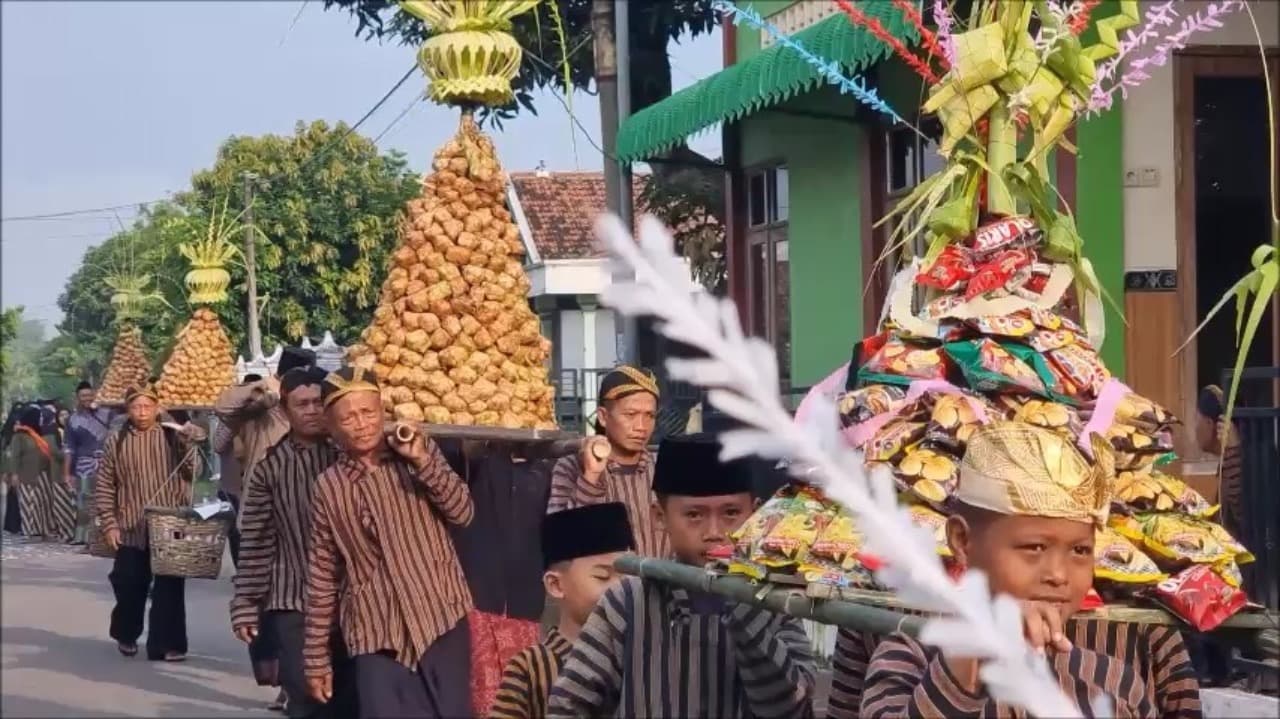 Tradisi Gunungan Ketupat Kepuh Bener, Berburu Berkah Hari Ketujuh Lebaran