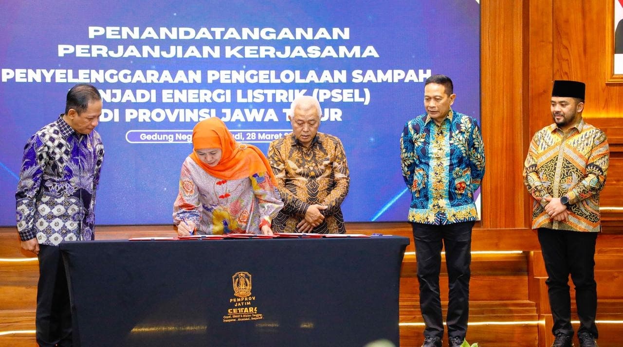 Gubernur Khofifah Tanda Tangani Kerjasama Bersama 7 Kepala Daerah Kelola Sampah Jadi Energi Listrik