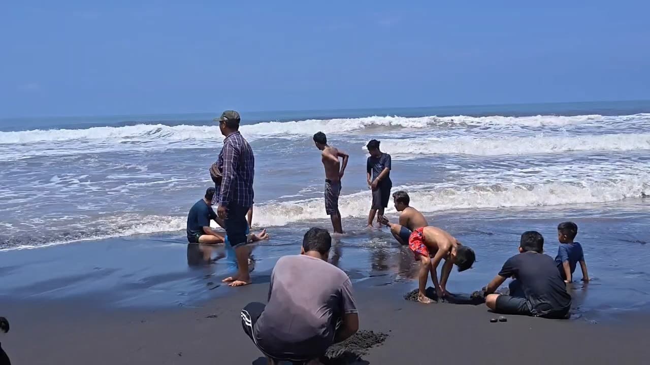 10 Wisatawan Tersambar Petir Saat Liburan di Pantai Selatan Lumajang, 1 Korban Tewas