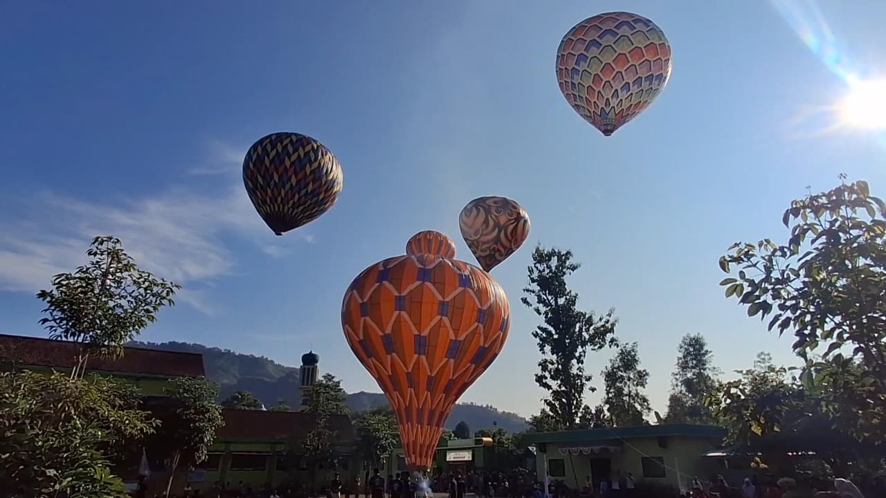 Balon Udara Liar Ditekan, Warga Notorejo Justru Berkreasi Lewat Festival Balon Udara