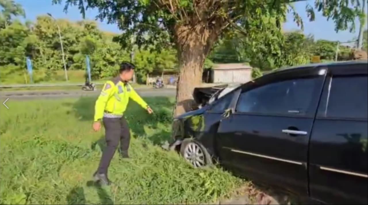 Mobil Travel Tabrak Pohon di Akses Suramadu, Satu Penumpang Kritis