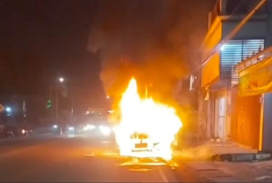 Mobil Innova Rombongan Keluarga Perangkat Desa Ludes Terbakar di Jombang