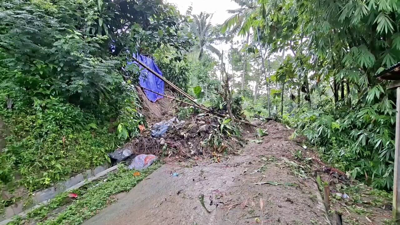 Diguyur Hujan Lebat, Tebing di Desa Suluk Longsor Tutup Akses Warga