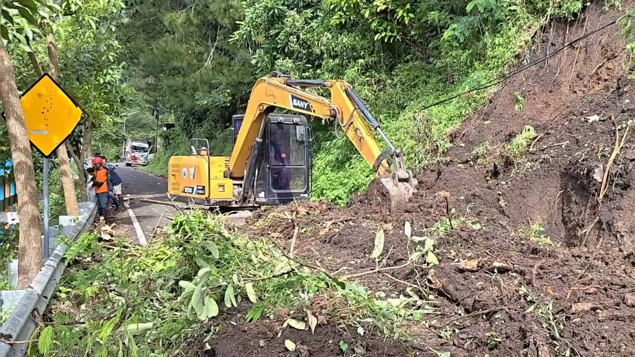 Hujan Deras Picu Longsor di Jalur Lingkar Ngebel, Akses Wisata Sempat Tertutup