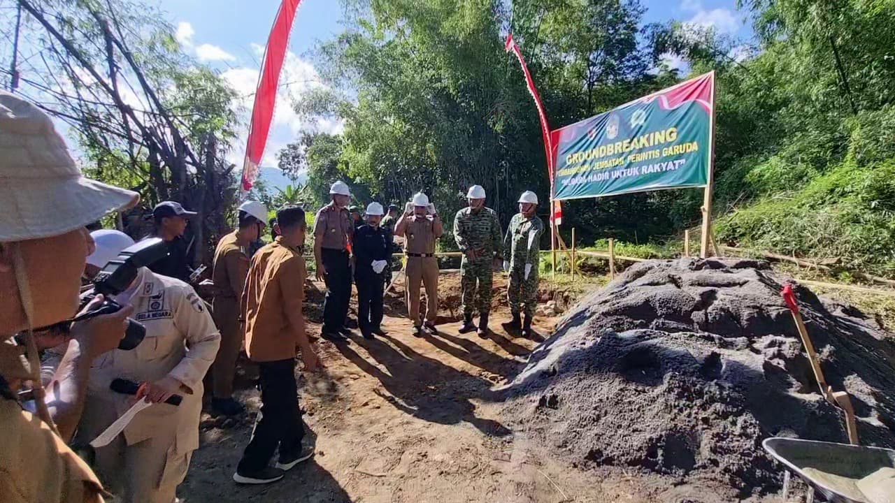 Belasan Tahun Terisolasi, Warga Desa Belang Sumringah Jembatan Mulai Dibangun