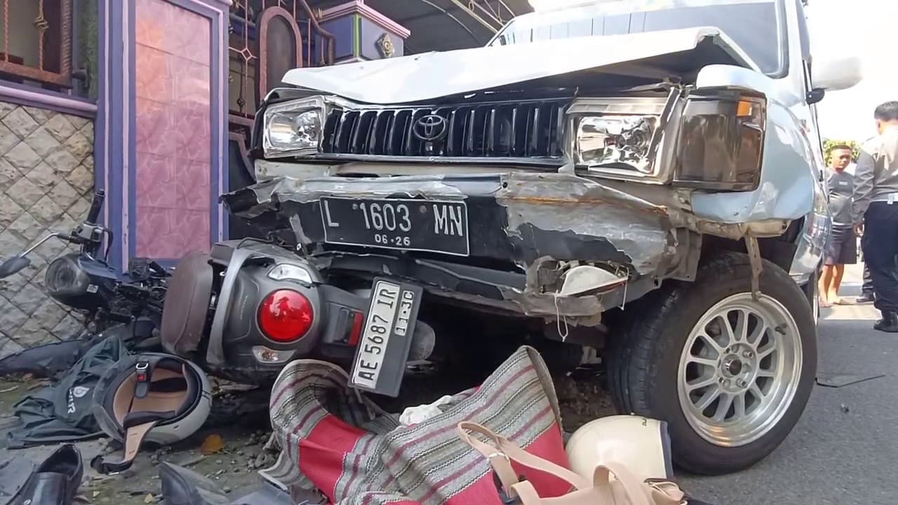 Mobil Lawan Arus Tabrak Tiga Motor di Madiun, Satu Pengendara Tewas