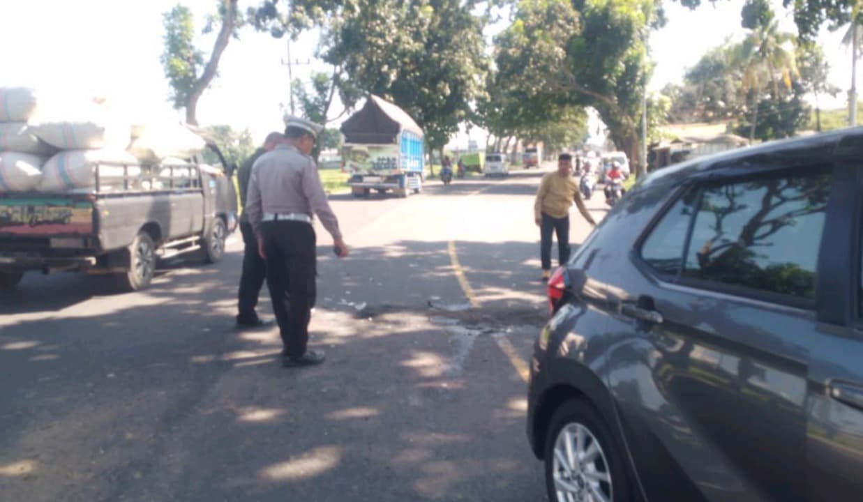 Mobil vs Truk di Jalan Raya Banyuwangi Terlibat Tabrakan Adu Banteng