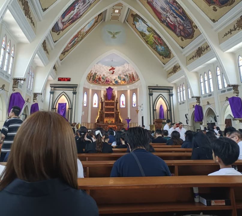 Fenomena ‘War Kursi’ Saat Pekan Suci, Umat Datang Berjam-jam Lebih Awal