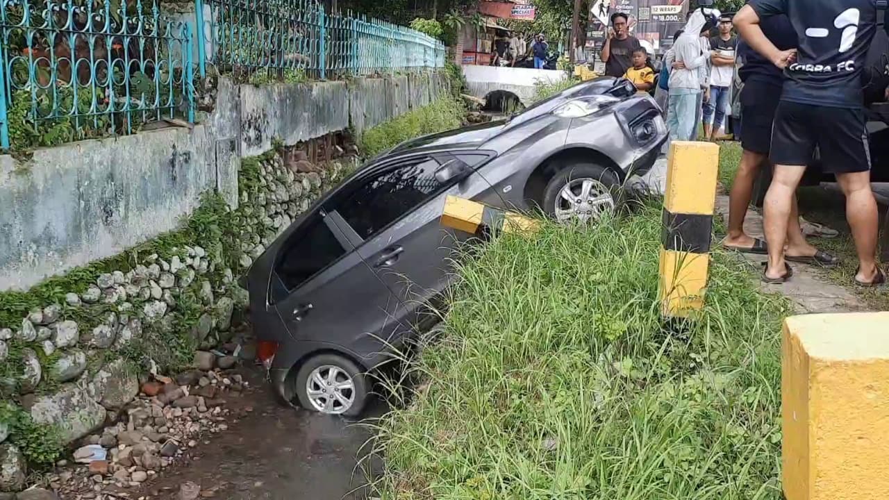 Ditinggal Salat, Mobil Meluncur Sendiri Masuk Parit