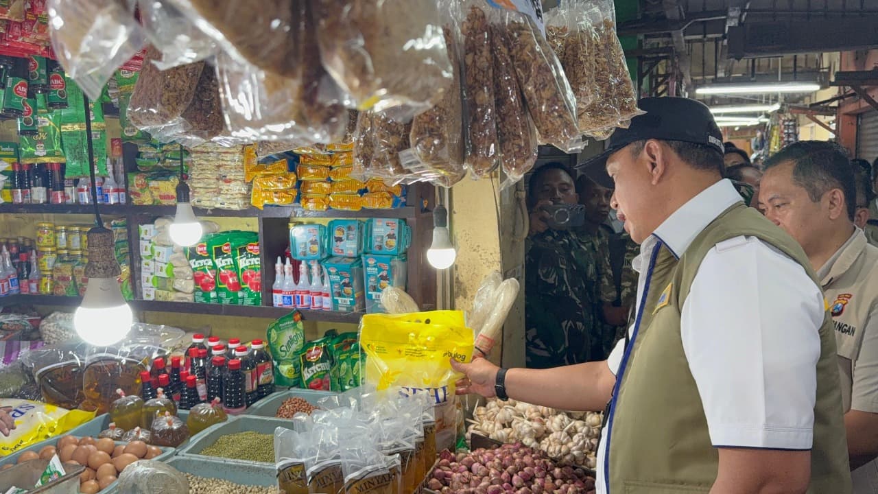 Pastikan Harga Pangan Stabil, Perum Bulog Sidak ke Pasar Wonokromo