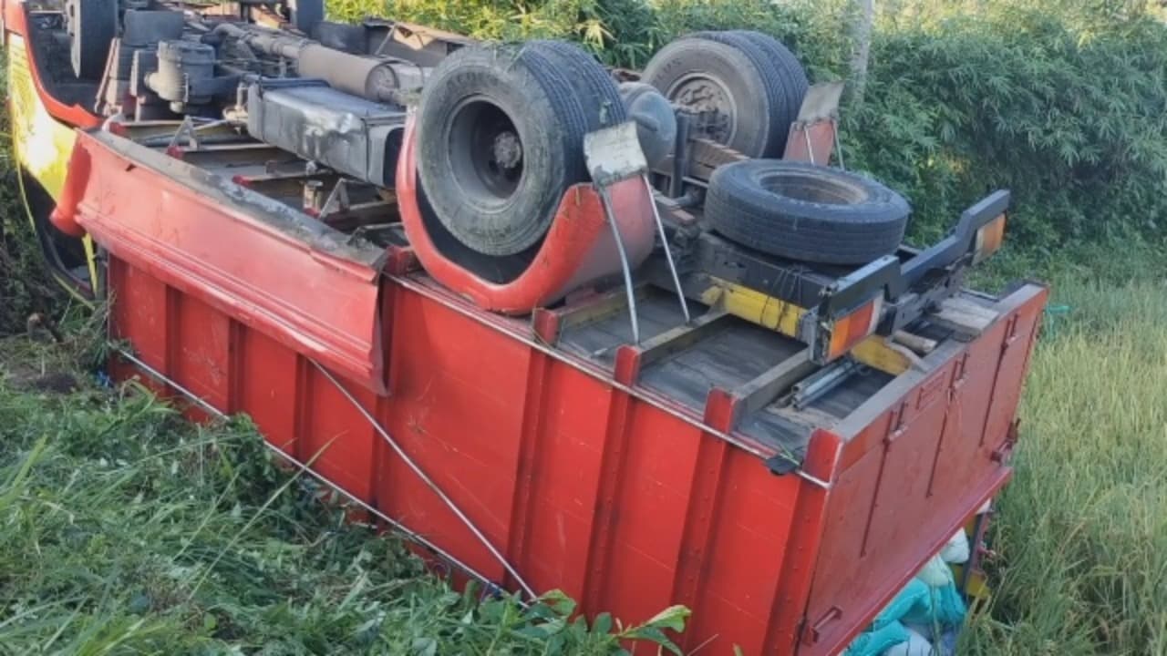 Detik-Detik Truk Terguling Terjun ke Sawah