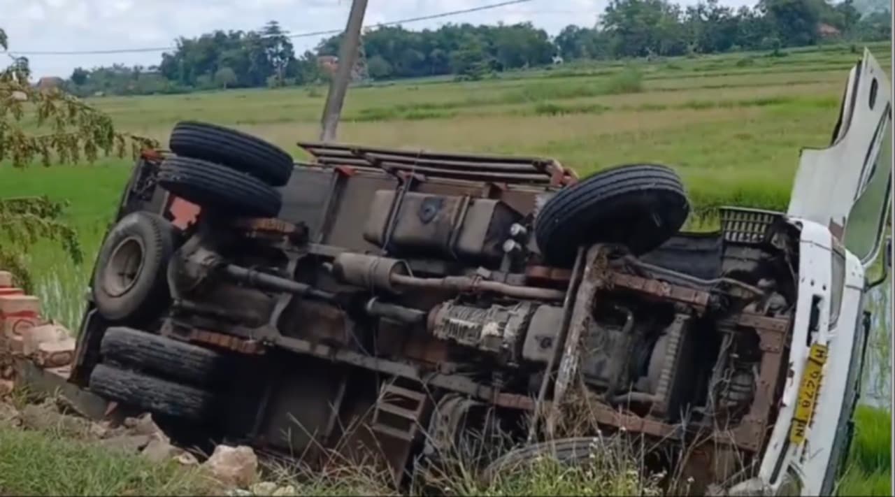 Kecelakaan Tunggal, Truk Terguling ke Sawah di Sampang