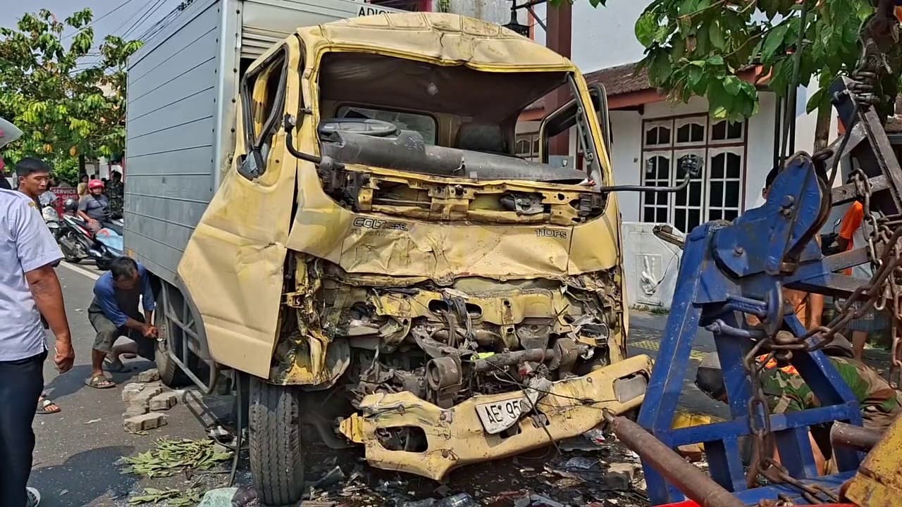 Truk Box Tabrak Bus Parkir, Sopir Tewas Terjepit Kabin