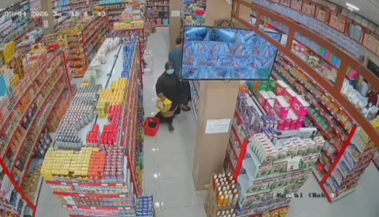 Terekam CCTV, Emak-emak dan Dua Remaja Curi Susu di Minimarket