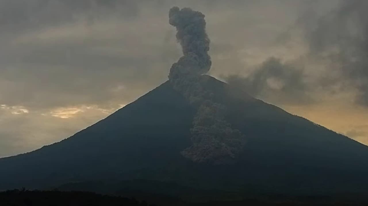 Gunung Semeru Erupsi Selasa Petang, Kolom Abu Capai 2.000 Meter