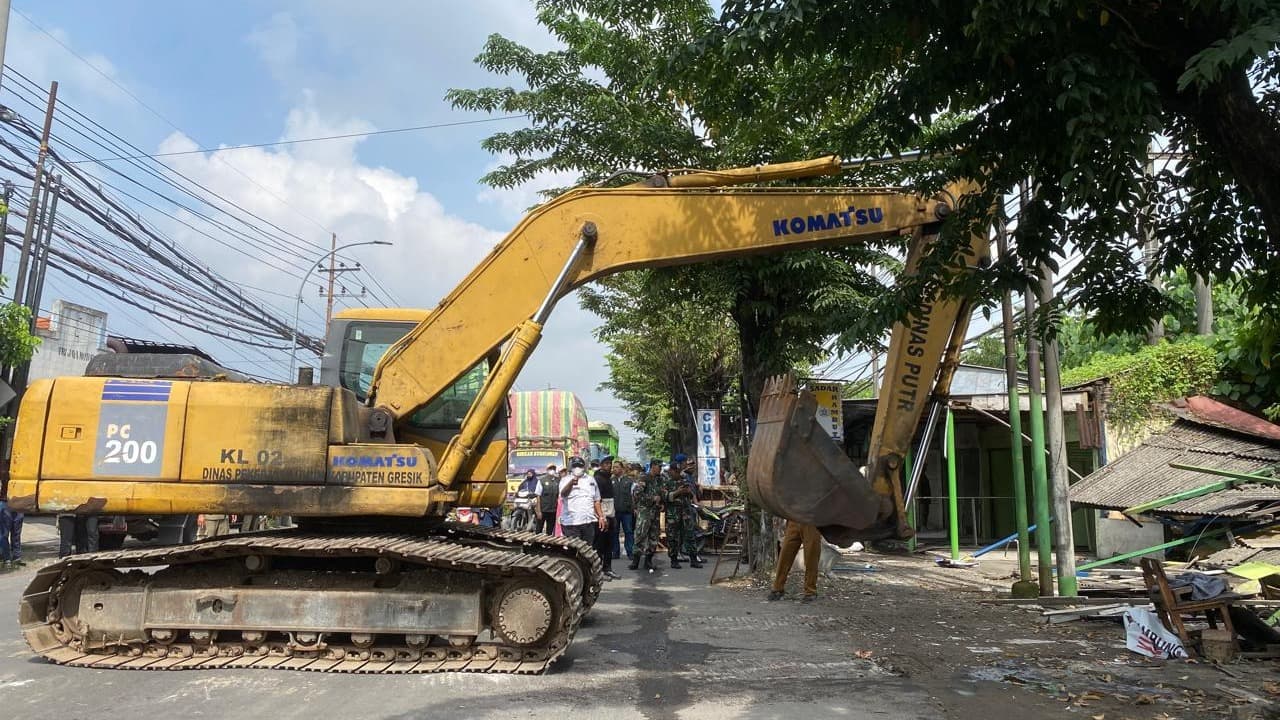 Jadi Penyebab Banjir, Puluhan Bangunan Liar di Semambung Driyorejo Dibongkar Paksa