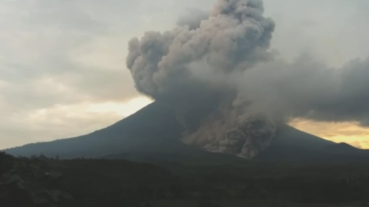 Semeru Erupsi Awan Panas Guguran Sejauh 4,5 Km