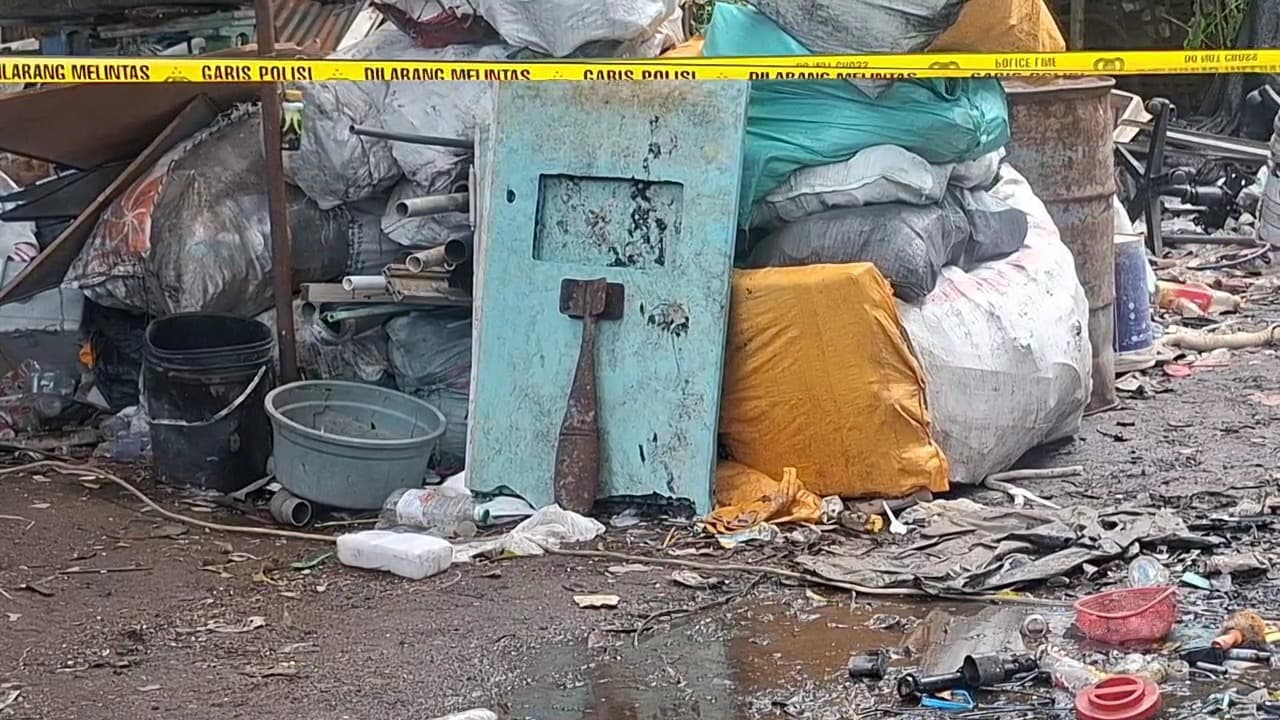 Bersihkan Gudang Rongsok, Pegawai Temukan Mortir di Madiun