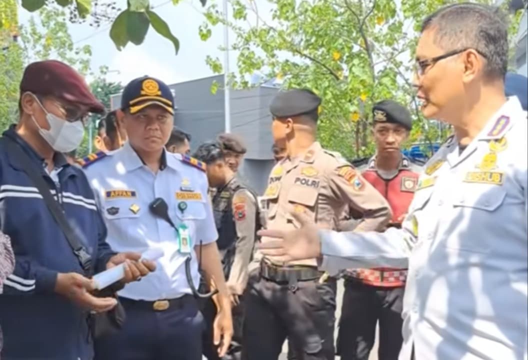 Wawali Armuji Minta Masyarakat Tolak Bayar Parkir Tunai di Surabaya