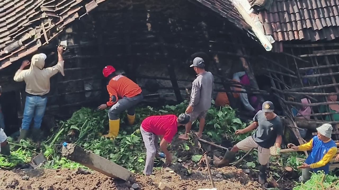 Tebing Longsor Timpa Dapur Warga di Poncol Magetan, Dua Rumah Terdampak