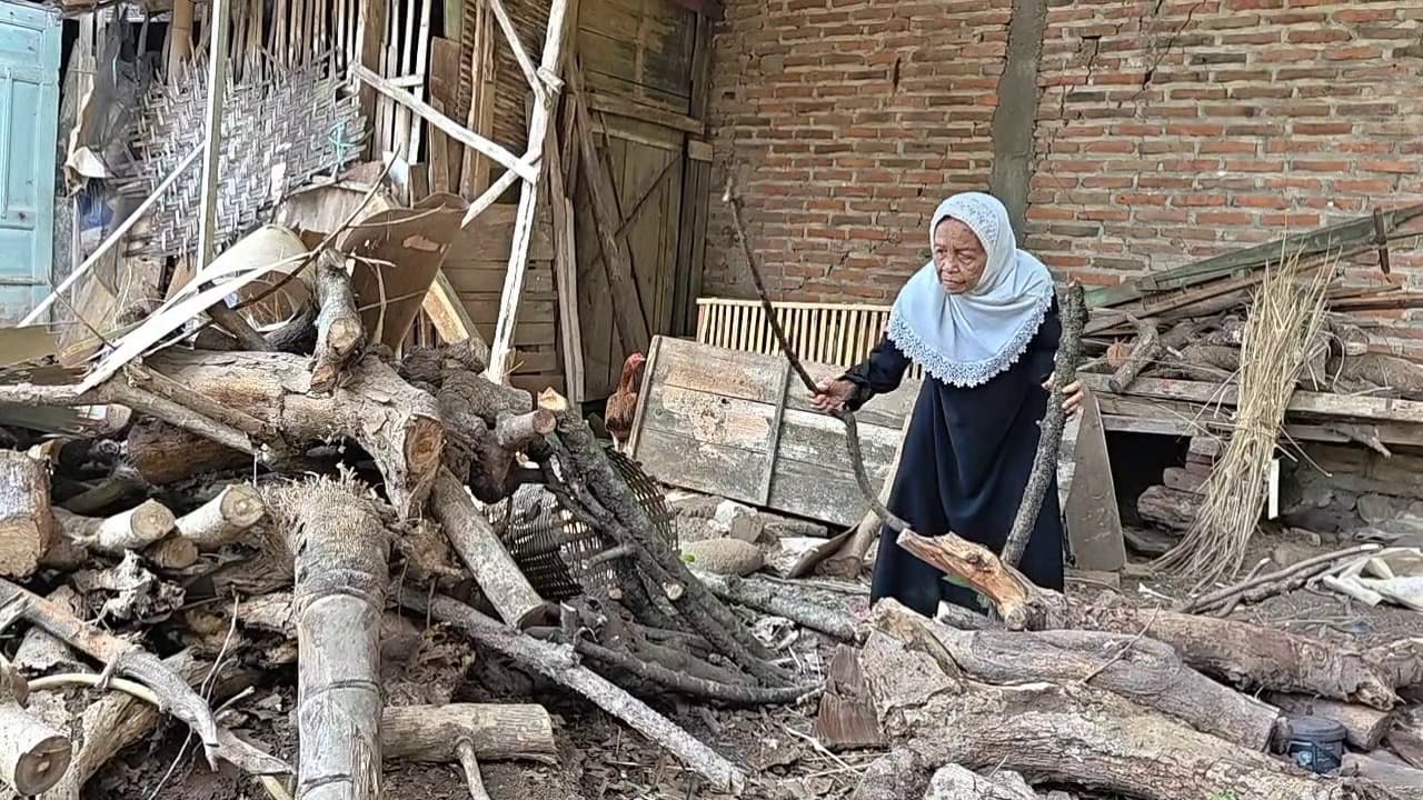 Tangis Haru Siti Robiah, Calon Jemaah Haji Tertua dari Hasil Jual Kayu Bakar