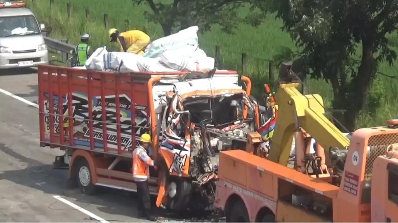 Dua Truk Tabrakan di Tol Jomo, Sopir dan Kernet Tewas Terjepit