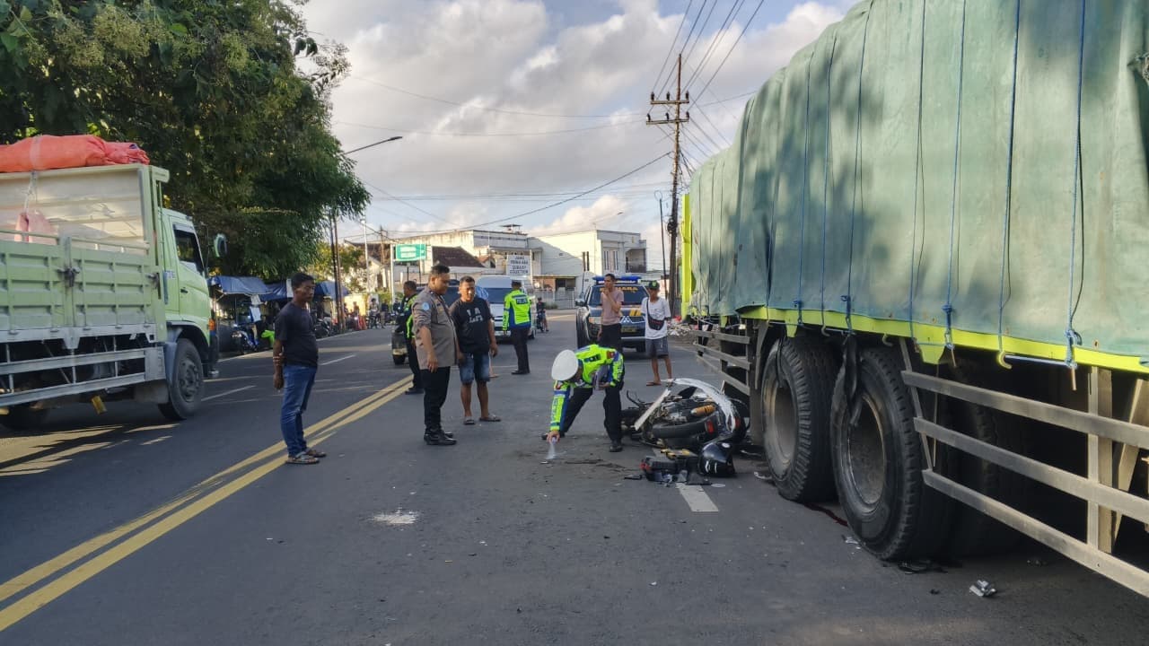 Pengendara Motor di Banyuwangi Tewas Setelah Tabrak Truk Parkir