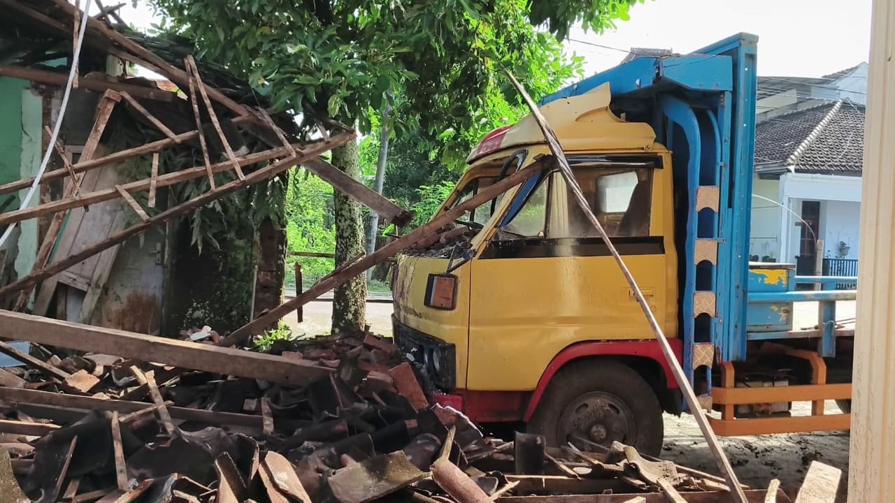 Gudang SDN Bendo 2 Magetan Roboh Usai Hujan Lebat, Truk Warga Tertimpa