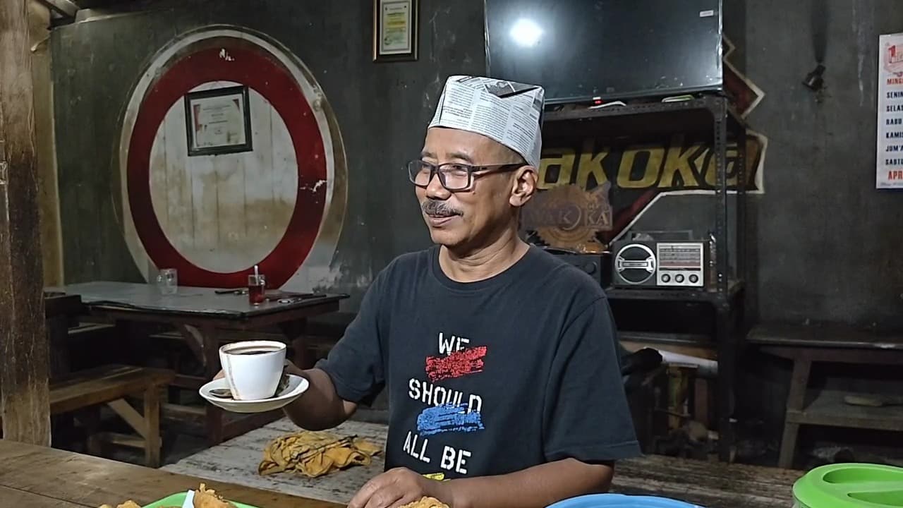 Telaten Menabung di Kaleng Roti, Penjual Kopi di Ponorogo Berhasil Naik Haji