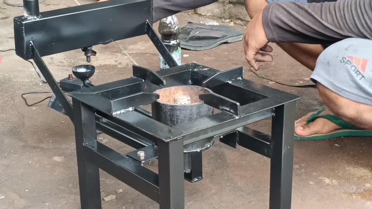 LPG Langka, Pemuda Blitar Sulap Oli Bekas Jadi Kompor Hemat 7 Jam Nyala
