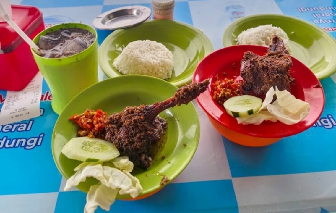 Bebek Soponyono di Bangkalan, Sajikan Bebek Khas Madura dengan Pemandangan Suramadu