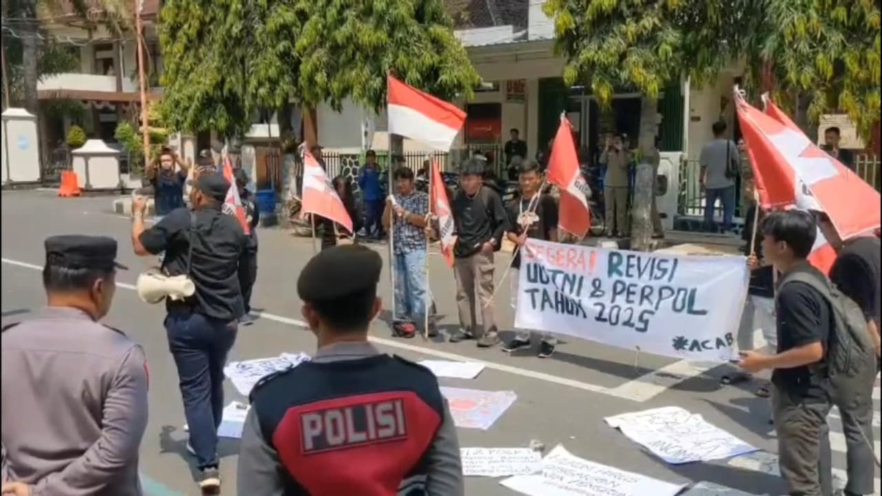 GMNI Trenggalek Geruduk DPRD, Tolak Revisi UU TNI dan Perpol 2025