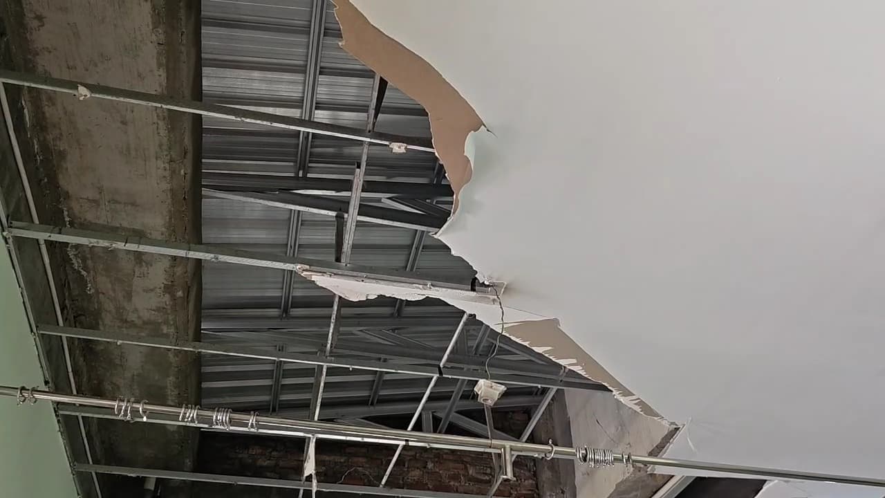 Hujan Deras Picu Plafon UGD Puskesmas Slahung Ambrol, Layanan Sempat Dihentikan