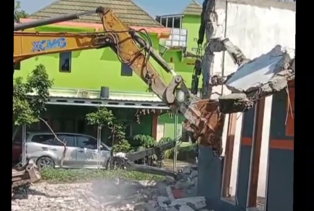 Viral, Batal Nikah Mantan PMI Bongkar Rumah dengan Alat Berat di Ngawi