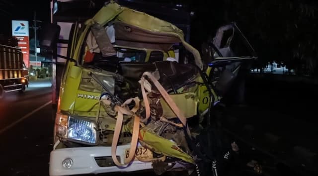 Truk Muat Bata Ringan Seruduk Tronton di Probolinggo, Dua Kernet Tewas
