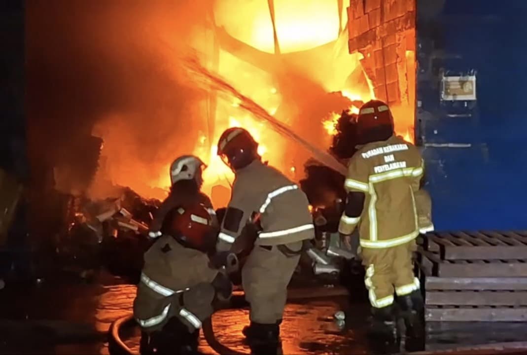 Kebakaran Hebat di Margomulyo Surabaya, Pabrik Selotip Dilalap Api hingga Kerugian Ditaksir Miliaran