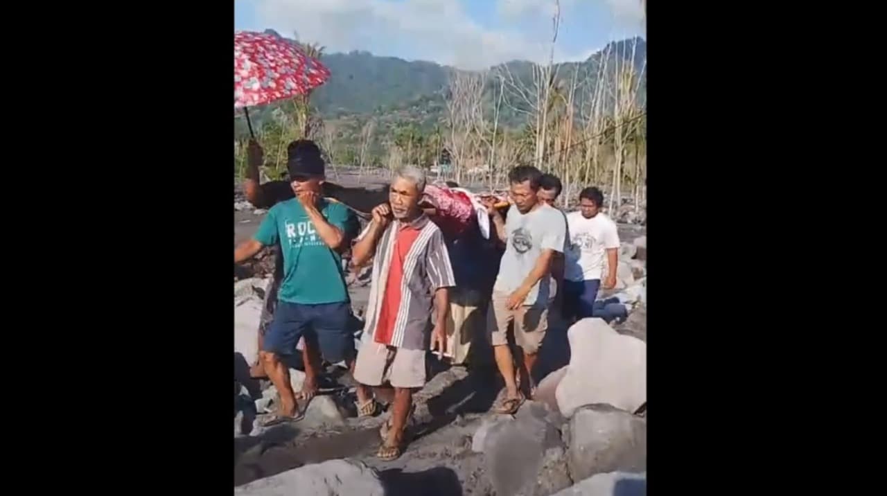Sakit Keras, Lansia Ditandu Menyeberangi Aliran Lahar