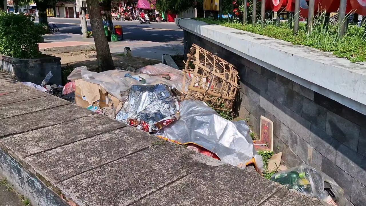 Miris, Alun-Alun Ponorogo Dipenuhi Sampah, Pemkab Turun Tangan