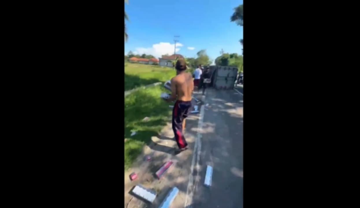 Viral, Truk Boks Bermuatan Rokok Tanpa Cukai Terguling di Sampang