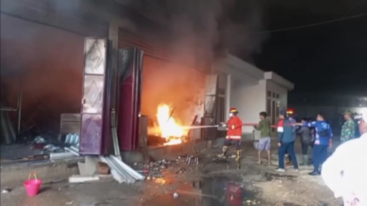 Toko Material Bangunan di Arosbaya Bangkalan Terbakar, Diduga Akibat Puntung Rokok