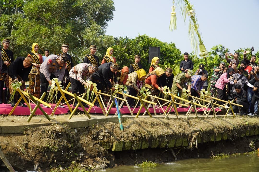 Prosesi Larung Tirta Awali Mojotirto Festival 2026 di Kota Mojokerto