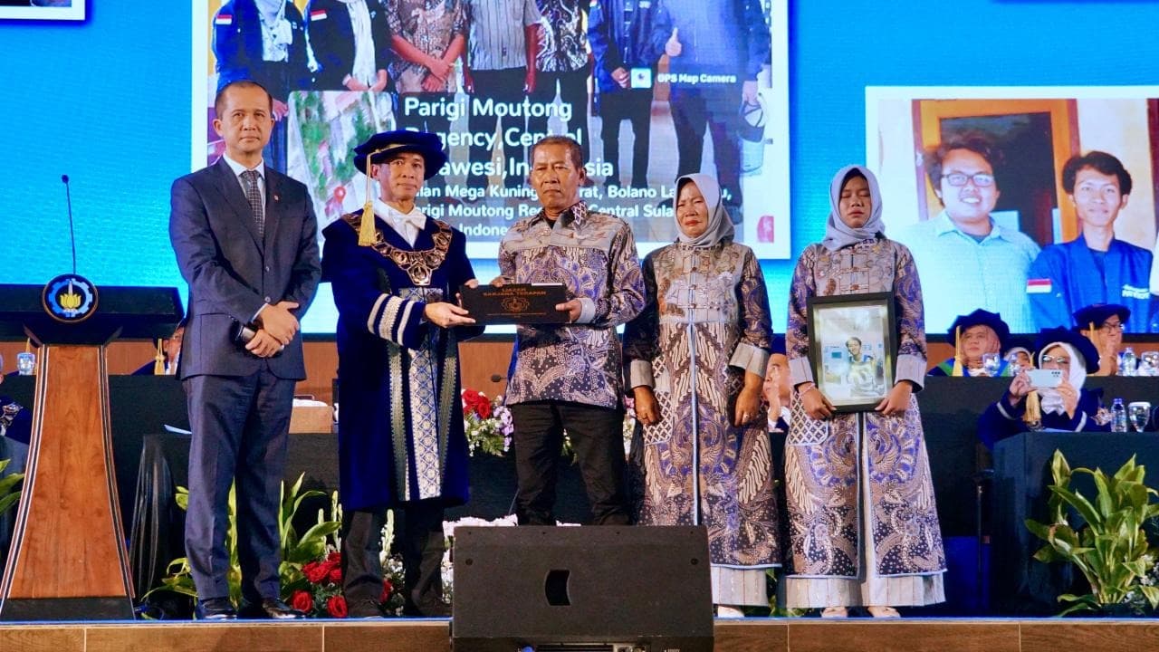 Menteri Transmigrasi Serahkan Ijazah Almarhum Abdul Rohid Wisudawan Patriot ITS