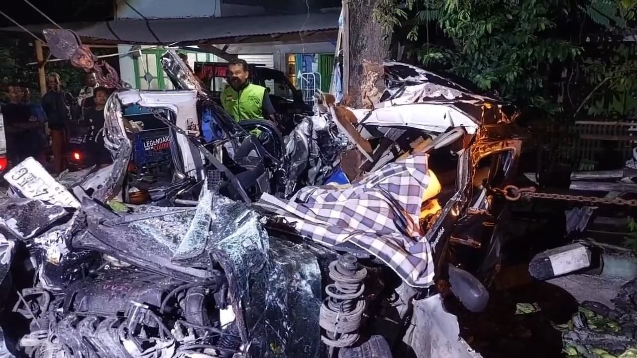 Truk Trailer Rem Blong Tabrak Antrean Kendaraan di Probolinggo, 4 Sekeluarga Tewas