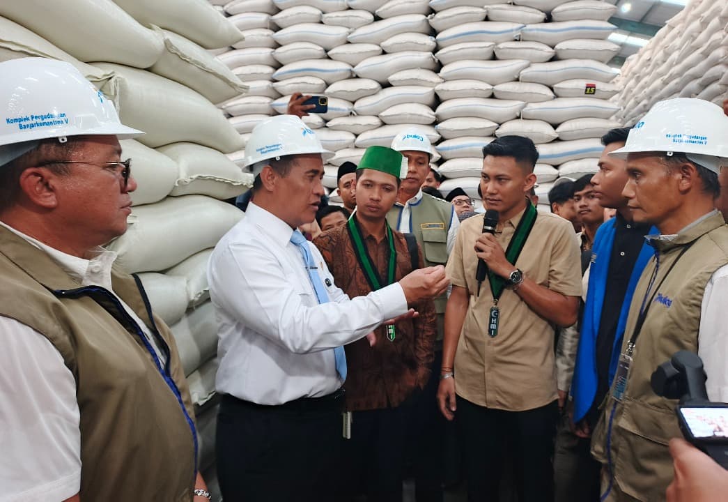 Tinjau Gudang Bulog Jatim, Mentan Amran Sebut Stok Beras 4,9 Ton Tertinggi Sepanjang Sejarah