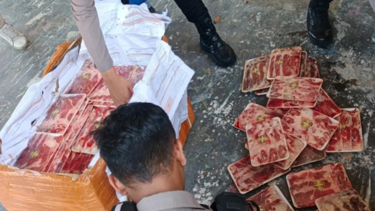 Kotak Misterius Gegerkan Kedungwaru, Isinya 120 Paket Daging Fillet