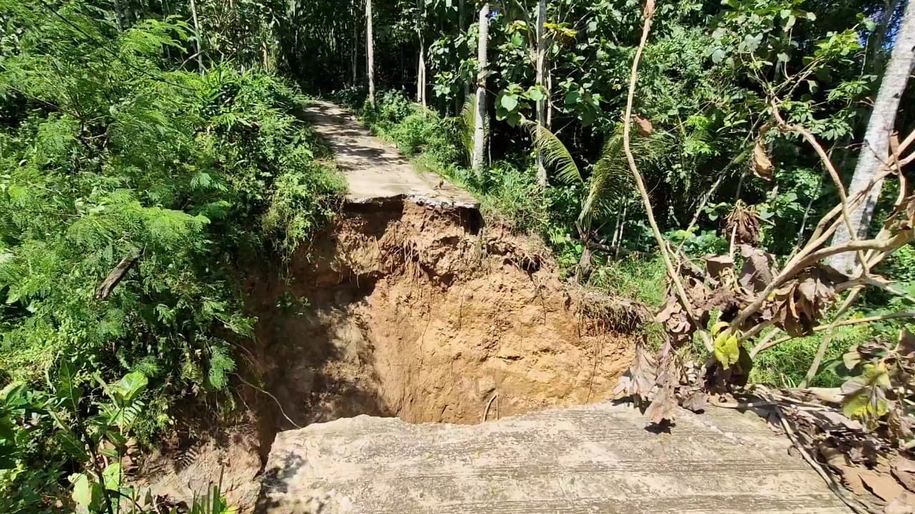 Jembatan Antar Desa di Sawoo Ambrol, Warga Terpaksa Putar Jalan